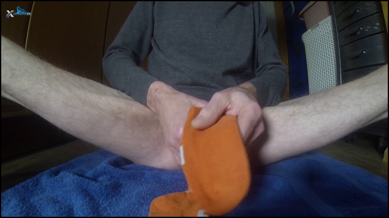 BimanHH – Sperma auf orange Socken