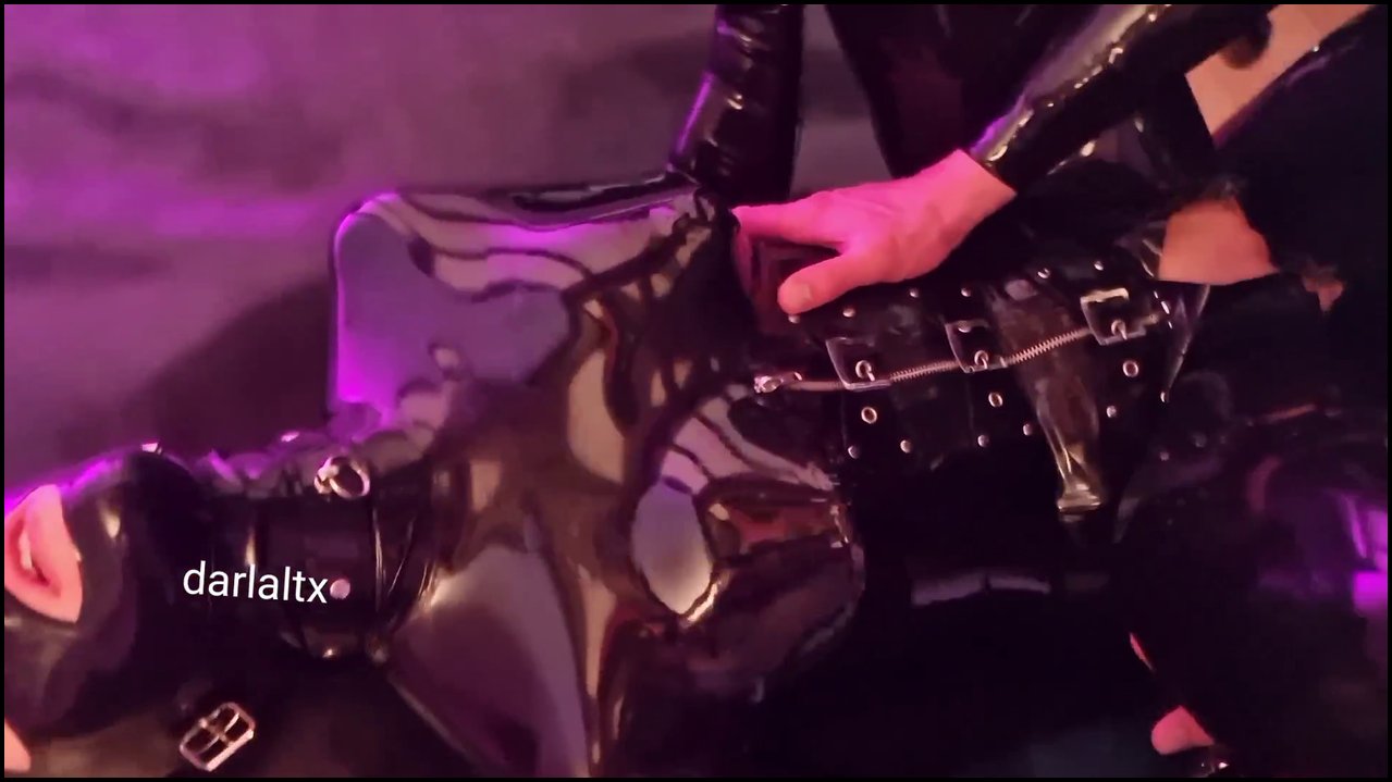 Darlaltx – Latex Schlampe wird hart gefickt