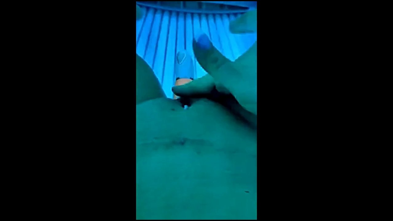 sexybutterfly83 – Solo heimlich im Solarium mit dem Dildo besorgt