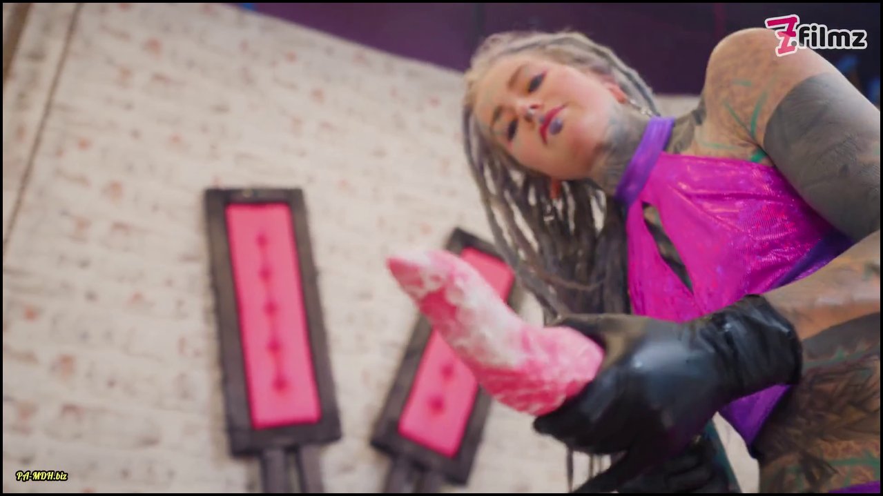 Z-Filmz – Doppelte domina Latex Action mit spucke und dildos