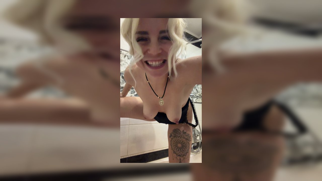 LarisaCum – Liebst du es, wenn es ein enges Arschloch ist Ich spiele so sehr mit meinen Löchern und führe vier Finger sehr tief ein