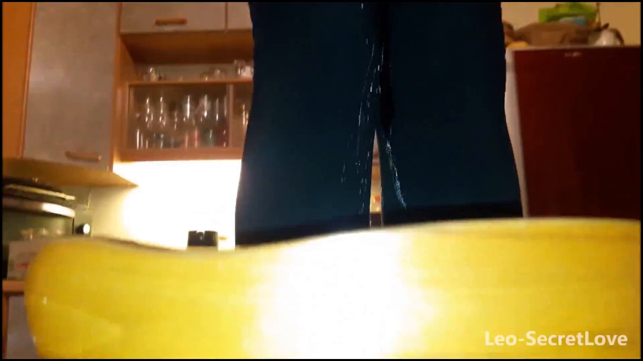 Leo-SecretLove – Beim Lampenwechsel in der Küche vom Stuhl gepisst