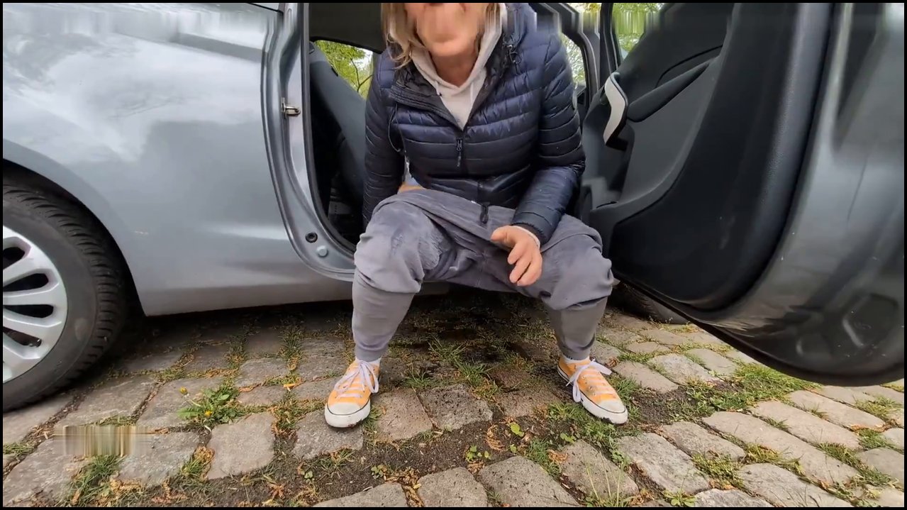 pussycat33 – Pissen aus dem Auto – Mein erster outdoor Piss dies Jahr
