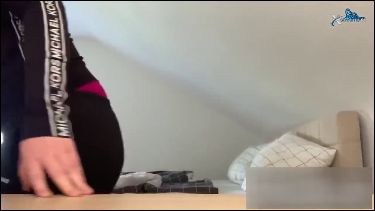 Teen-Emilia – MEIN ERSTES MAL NACKT