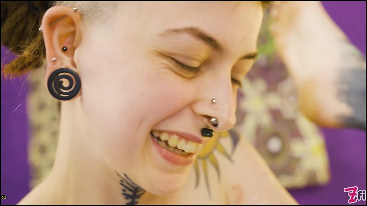 Z-Filmz – Dreadlocks Tätowierte Cynthia verschlingt Leos muschi und Arsch – Zauberstab, tiefes anal spielzeug